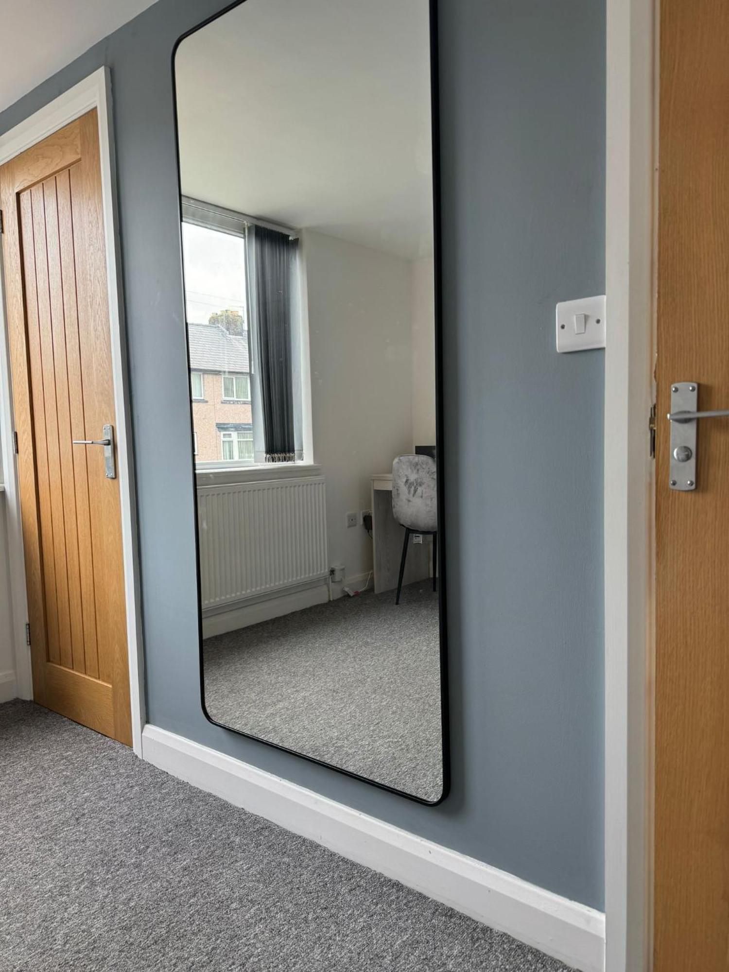 2 Bed Scarisbrick Street - By Vici *